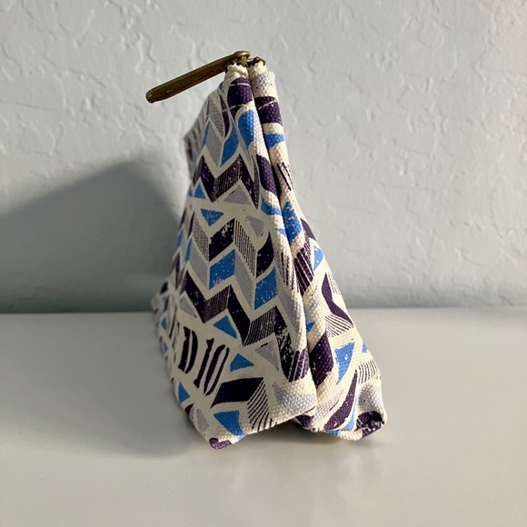 NWOT Clarins Feed 10 Canvas Makeup Cosmetics Bag Pouch Blue and Cream - Picture 12 of 15